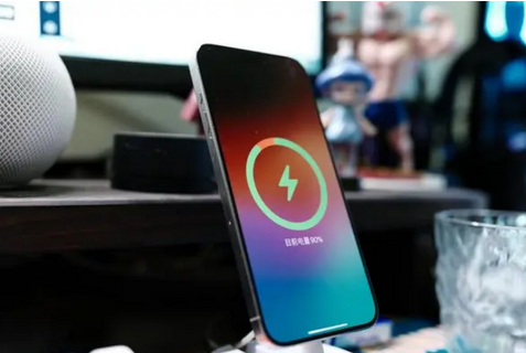 呼玛苹果15换屏服务分享用什么充电器给iPhone15充电更好 